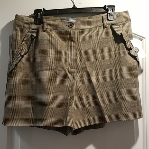 CeCe Plaid Tailored Shorts in Gray with Subtle Red Accent - Picture 5 of 7